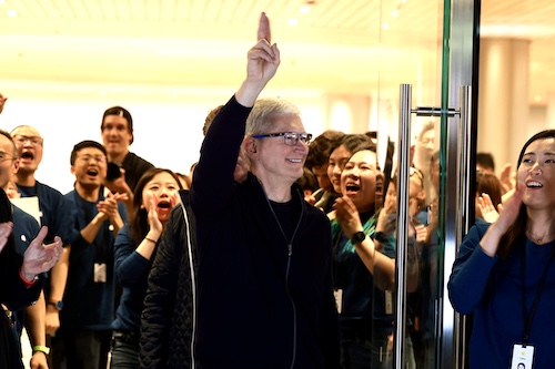 苹果CEO库克现身上海新店：现场挤爆 营业一小时后关店-公闻财经