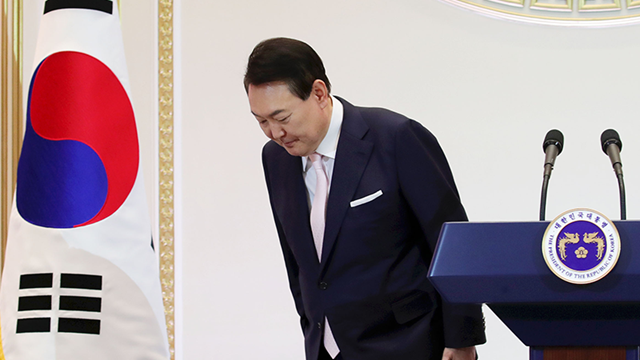 首次就夫人收受名牌包道歉！韩国总统尹锡悦在记者会上还回应了哪些热点-公闻财经